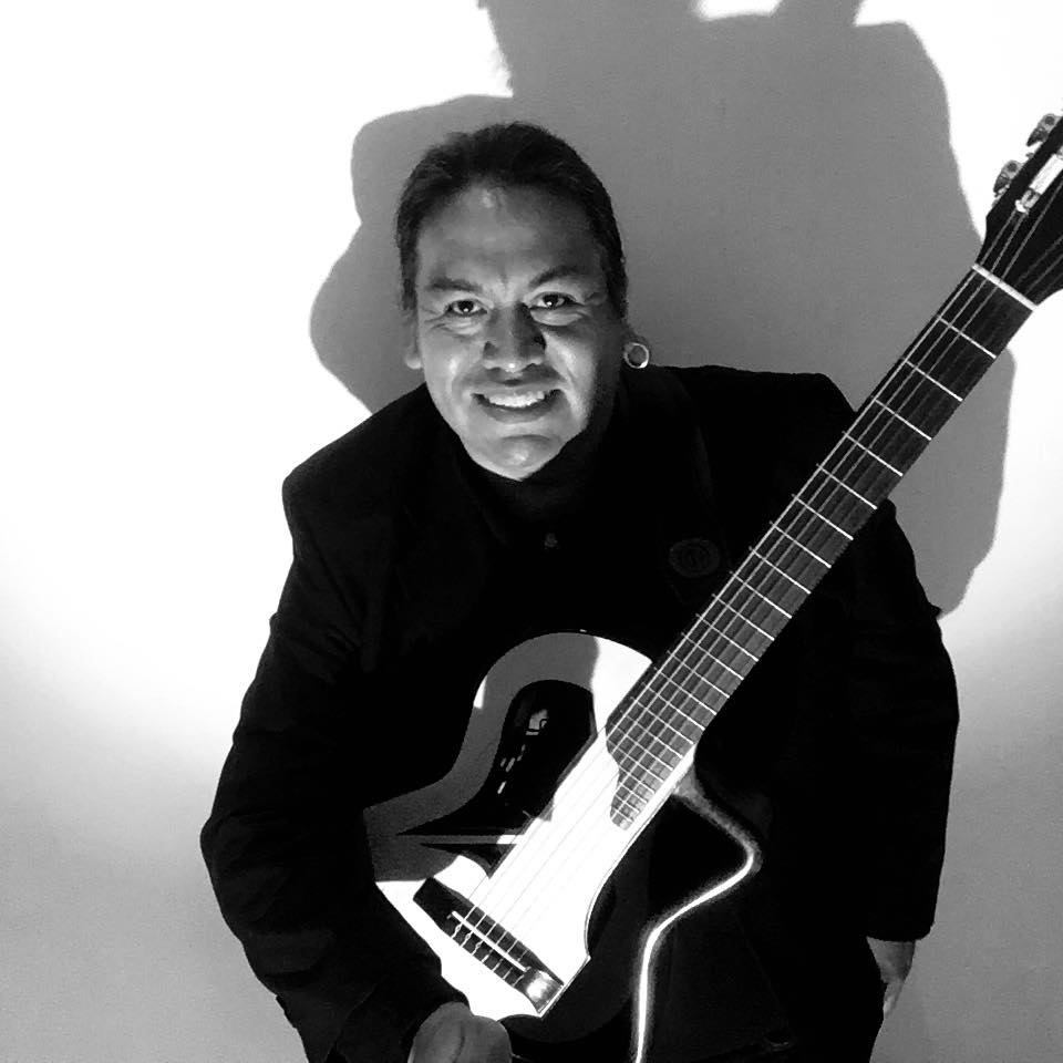 Ottis Lóan con guitarra